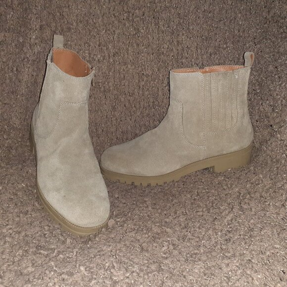 LUCKY BRAND-Hazyl-Tan/Beige Suede-Lug Sole Ankle Boots-Sz 9.5-Excellent - Picture 1 of 8